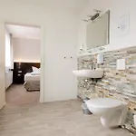 22 Hotel *