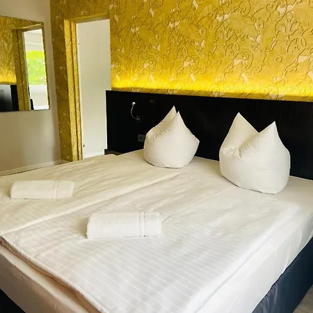 22 Hotel *
